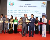 Chủ tịch Hiệp hội nhà vệ sinh Việt Nam nhận giải thưởng nhà vệ sinh công cộng Asean (2019)