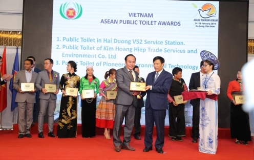 Chủ tịch Hiệp hội nhà vệ sinh Việt Nam nhận giải thưởng nhà vệ sinh công cộng Asean (2019)
